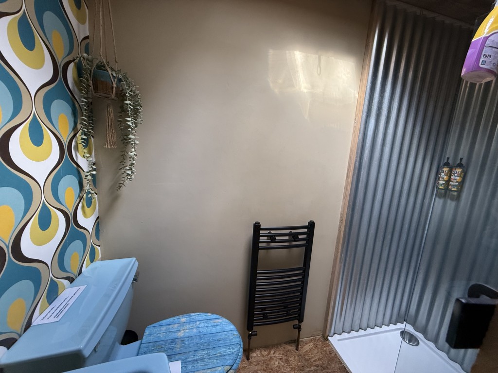 Lot: 188 - APPROX. ONE ACRE OF LAND IN SEMI-RURAL LOCATION WITH UNIQUE HOLIDAY RENTAL - First floor shower room with WC
